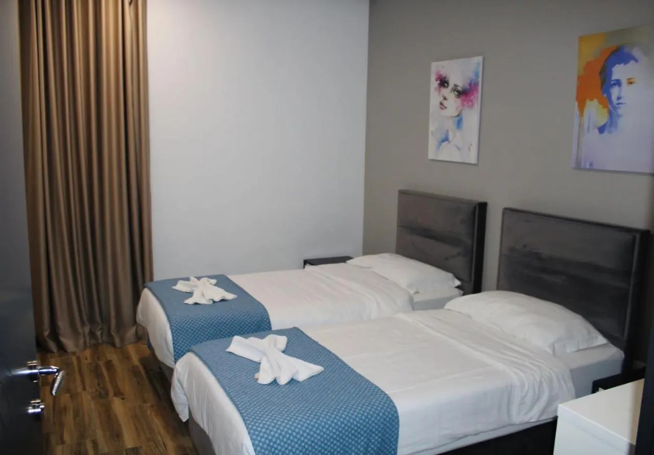לינה וארוחת בוקר Tirana Center Comfort Rooms