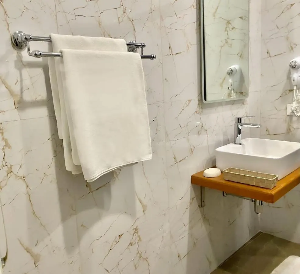לינה וארוחת בוקר Tirana Center Comfort Rooms אלבניה