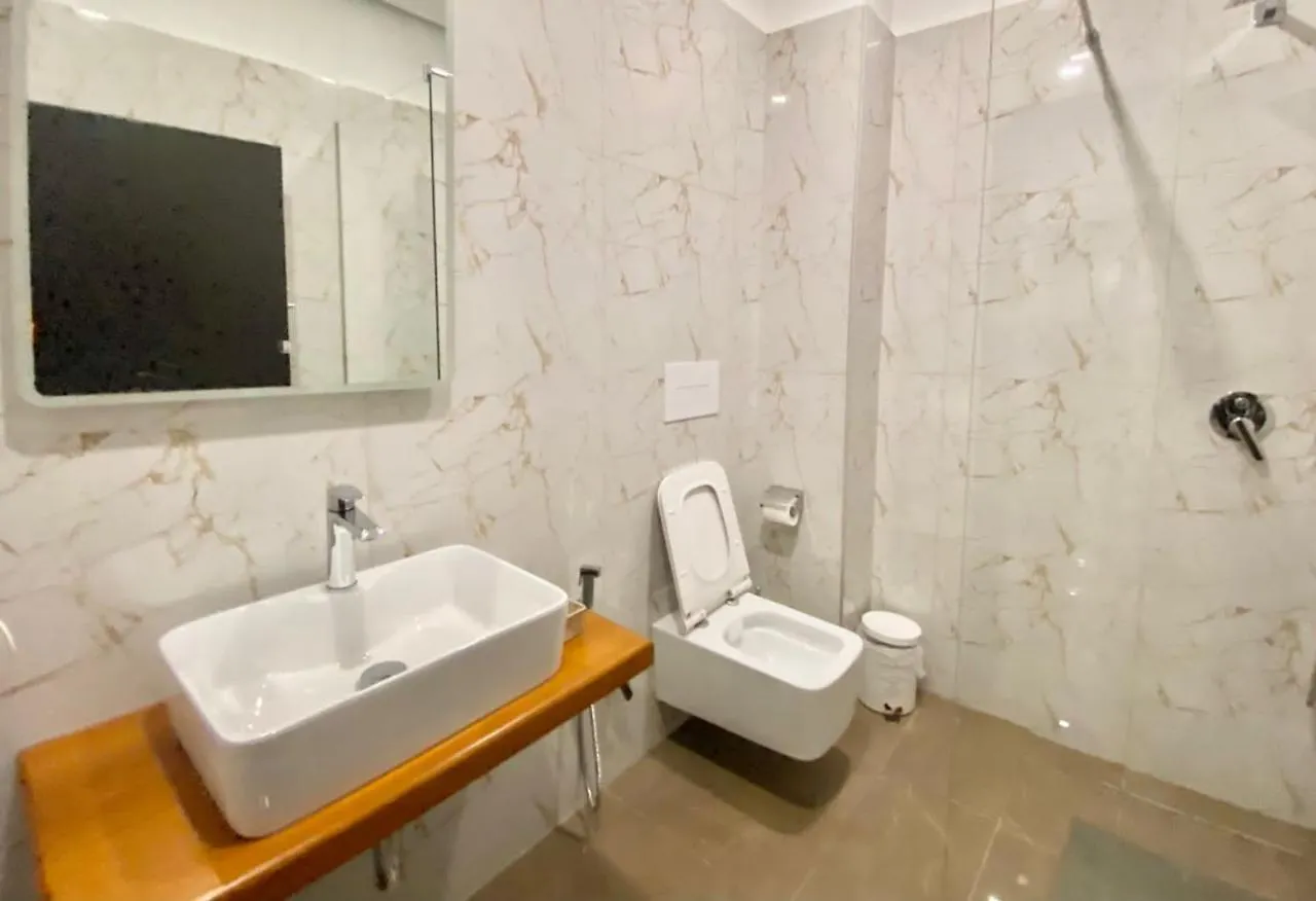 Tirana Center Comfort Rooms לינה וארוחת בוקר