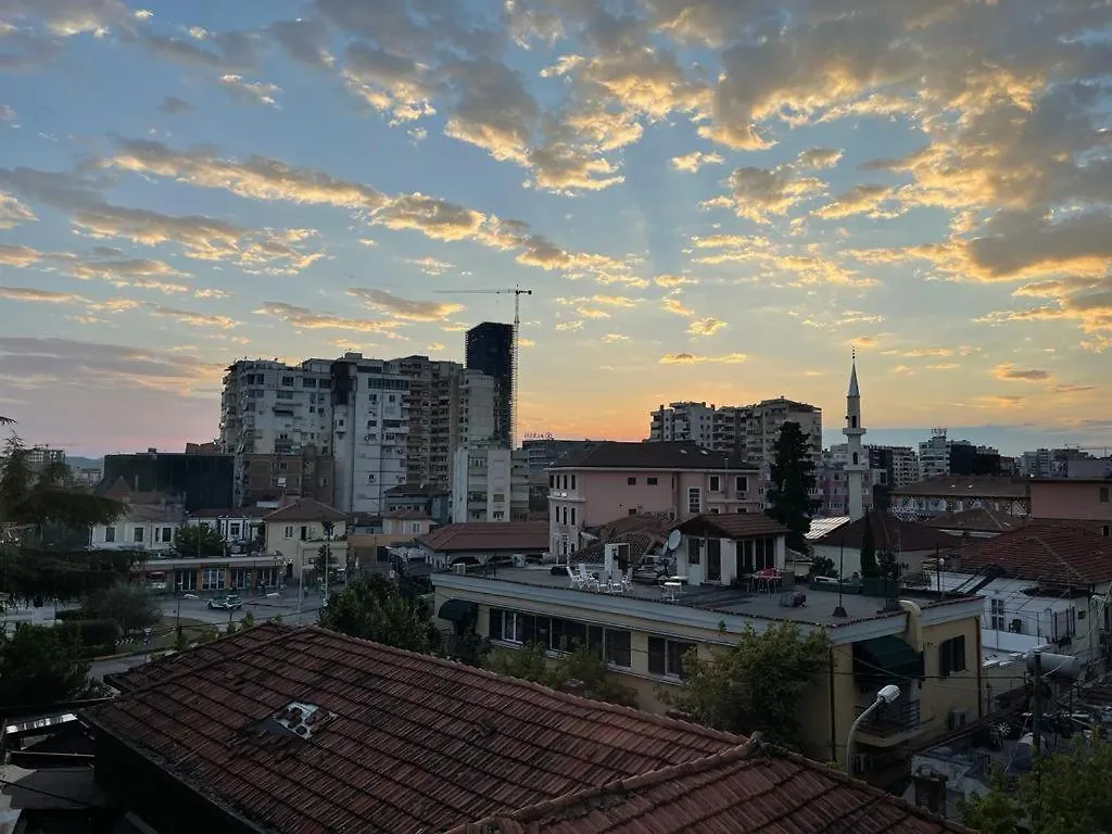 לינה וארוחת בוקר Tirana Center Comfort Rooms